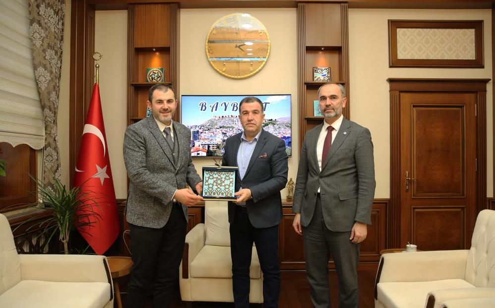 BAYBURT VALİSİ MUSTAFA ELDİVAN, TÜRKİYE KANO FEDERASYONU BAŞKANI ALPER CAVİT KABAKÇI'YI MAKAMINDA KABUL ETTİ.ÇORUH NEHRİNDE RAFTİNG VE KANO SPORLARI YAPILACAK