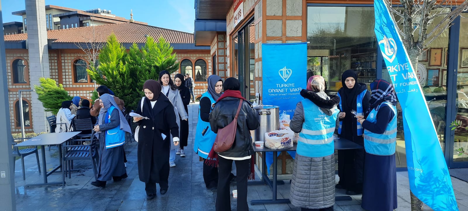 TDV Rize Şubesi Kadın Kolları, "İçimizi Isıtan İyilik" Projesiyle Öğrencilere Çorba İkramında Bulundu