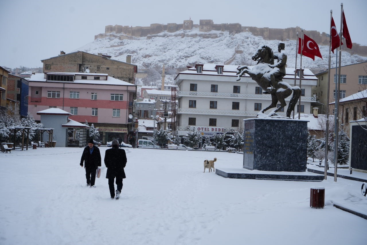 Bayburt'ta kar yaşığı etkili oluyor , şehir merkezi beyaz örtüyle kaplandı