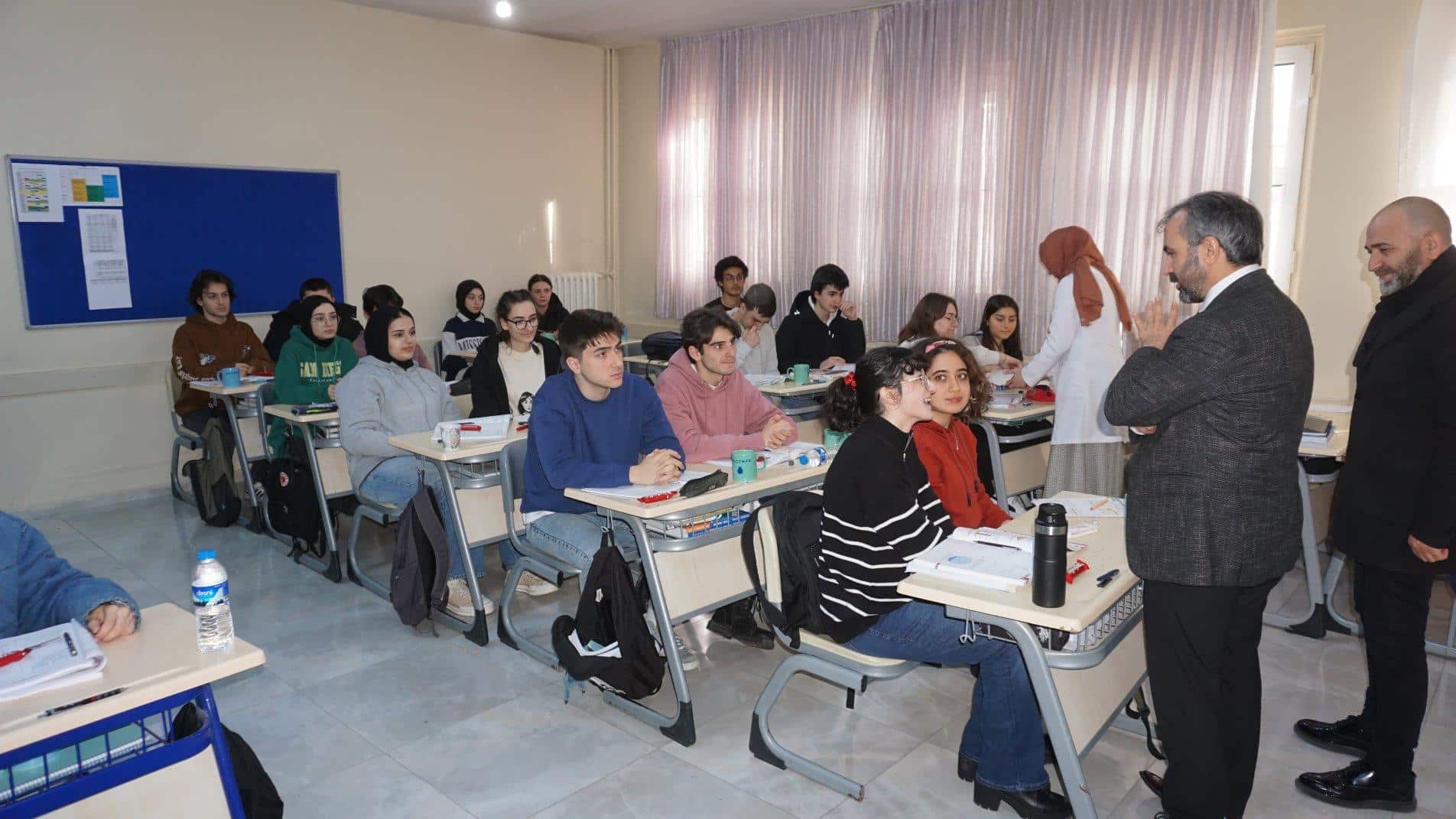 Rize Milli Eğitim Müdürü Tüfekçi, Çayeli Fen Lisesi Öğrencilerini Ziyaret Etti