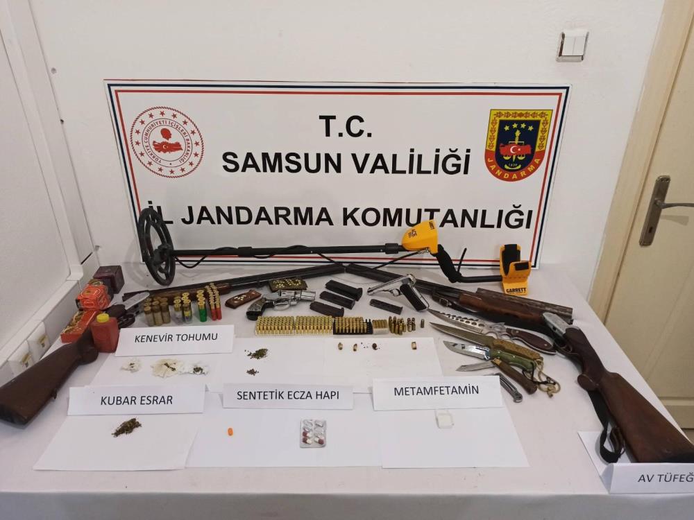 Samsun'da Evinde Silah Ve Uyuşturucu Ele Geçen Şahıs Jandarma Tarafından Gözaltına Alındı