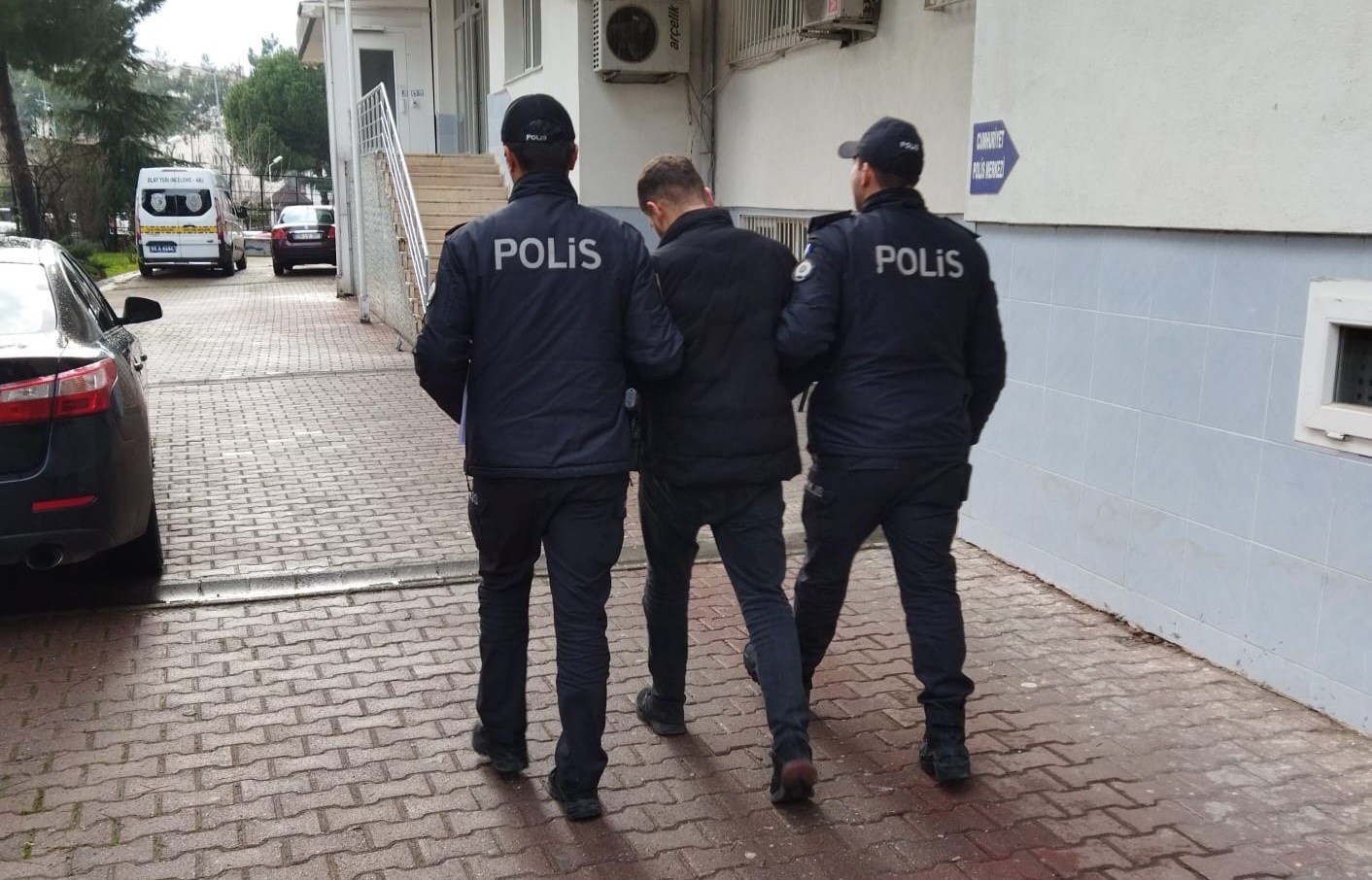 İki Ayrı İlçede Üzerlerinde Kontak Anahtarı Bulunan Araçları Çaldılar