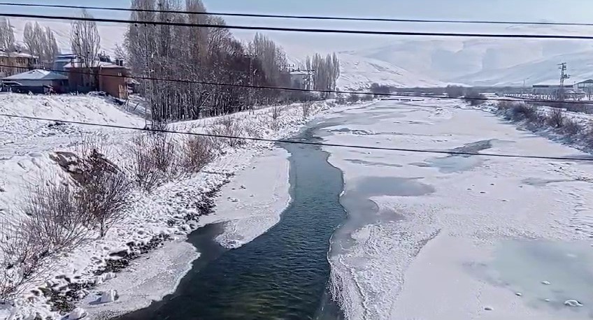 Erzurum'da Son Günlerde Etkili Olan Dondurucu Soğuklar Aras Nehri'ni Dondurdu