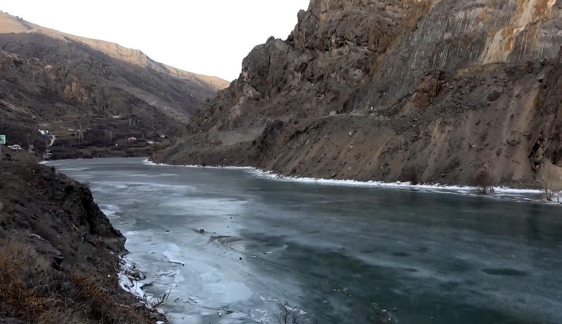 Bayburt'ta doğan Türkiye’nin En Hızlı Akan Nehri Olan Çoruh Buz Tuttu