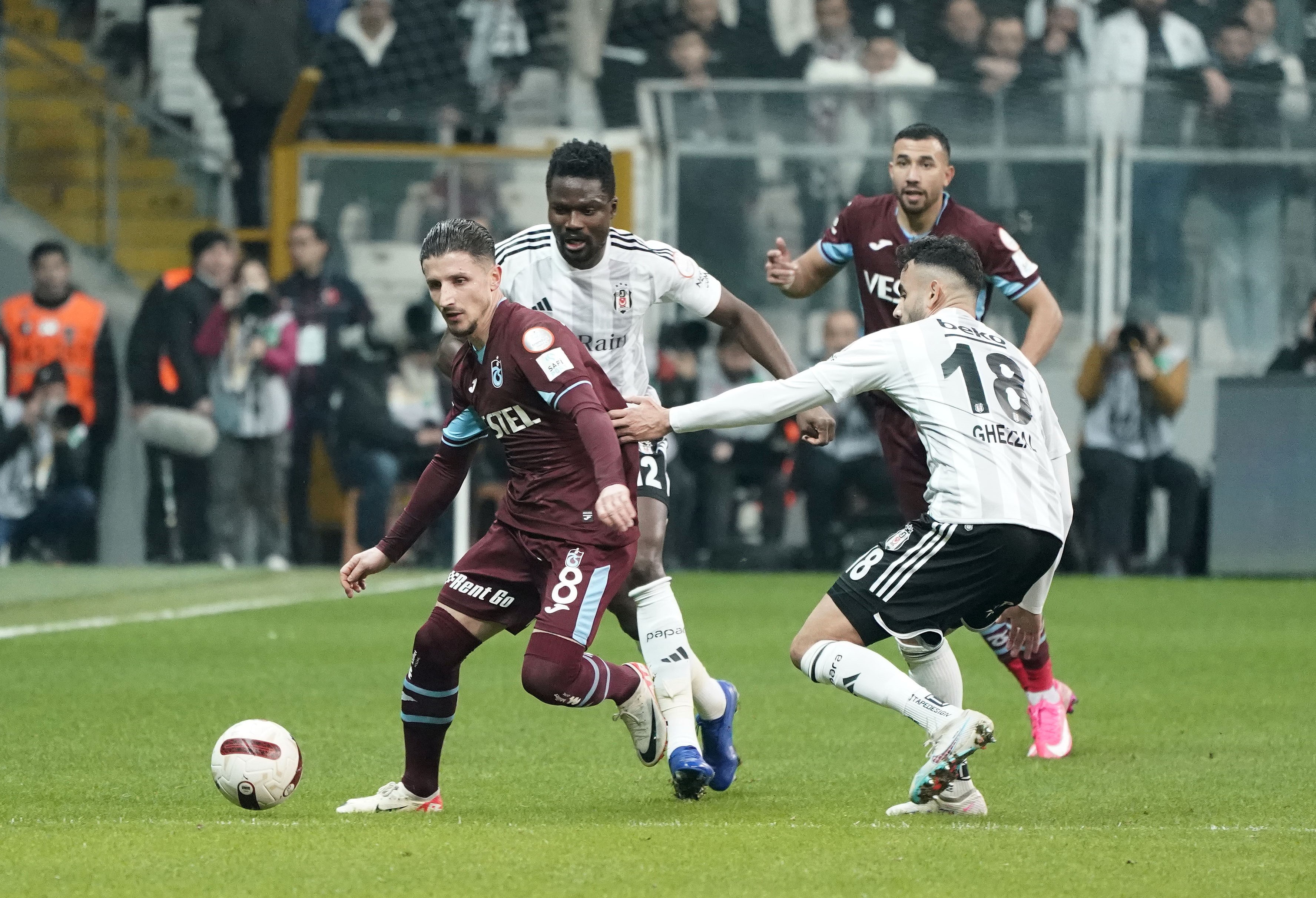 Beşiktaş evinde Trabzonspor'u genç Semih'in golleriyle 2 - 0 Mağlup etti