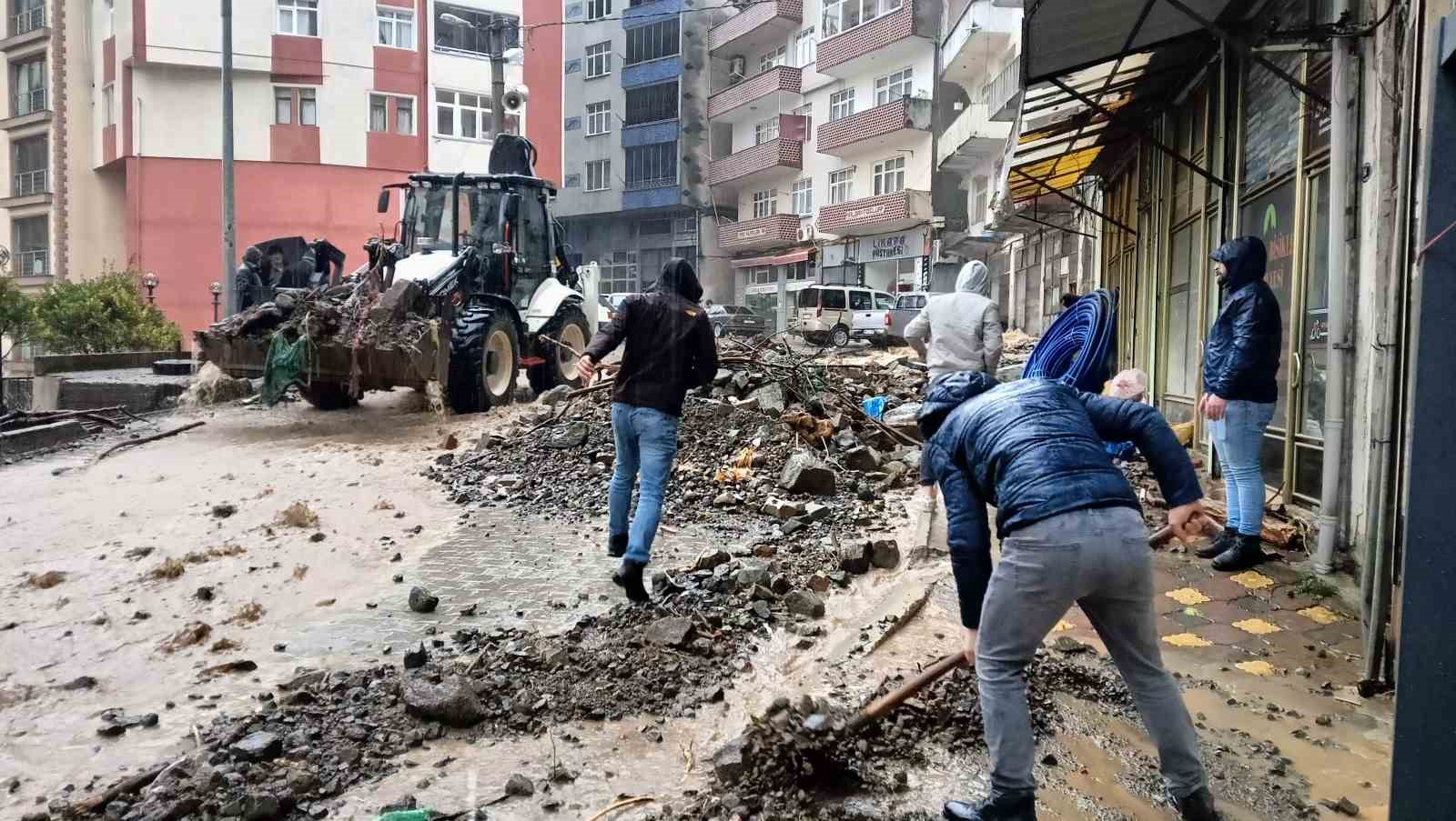 Artvin Borçka'da Heyelan Tehlikesi: Gündoğdu Mahallesi'nde 2 Bina Tahliye Edildi