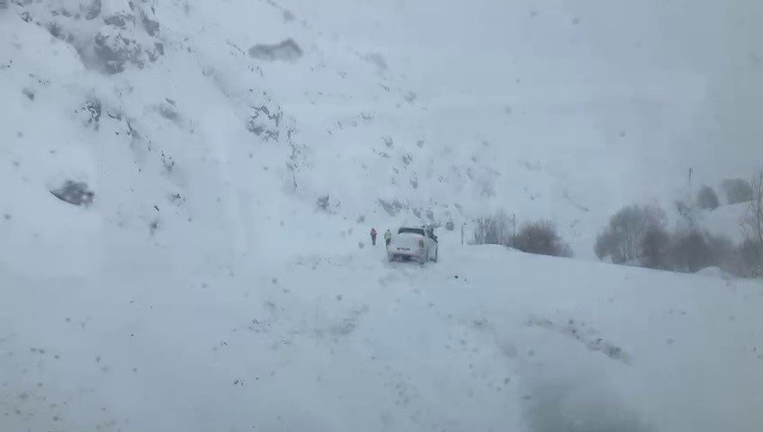 Erzurum-rize Karayoluna Çığ Düştü