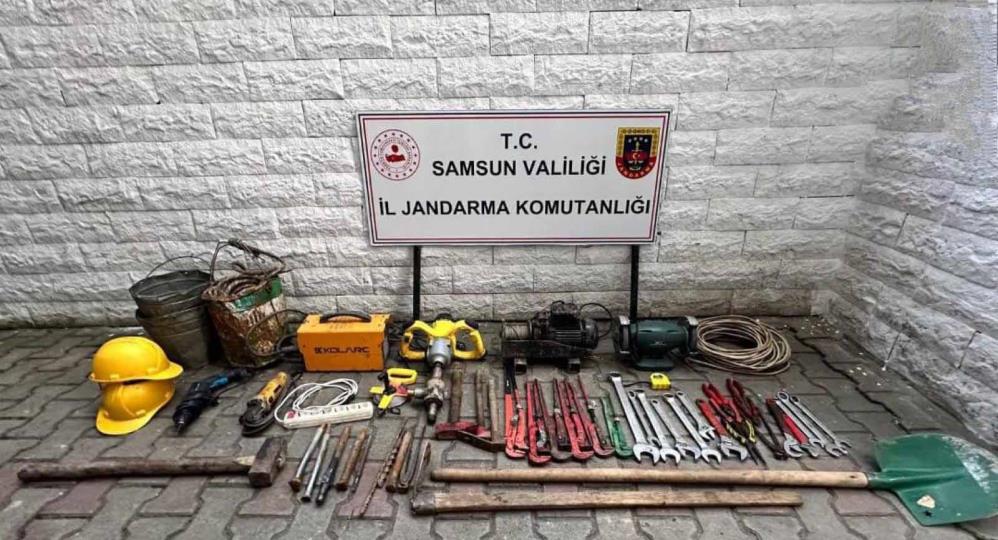 Kaçak Kazı Yapan 5 Kişi Jandarma Tarafından Yakalandı