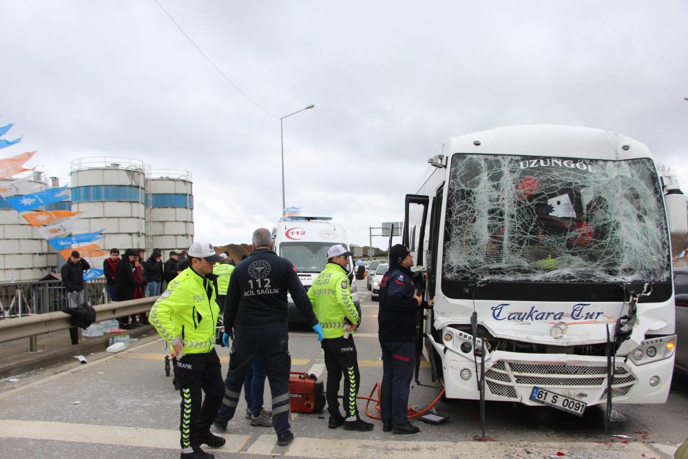 Maça Giden Taraftarları Taşıyan Midibüs Tıra Çarptı: 6 Yaralı