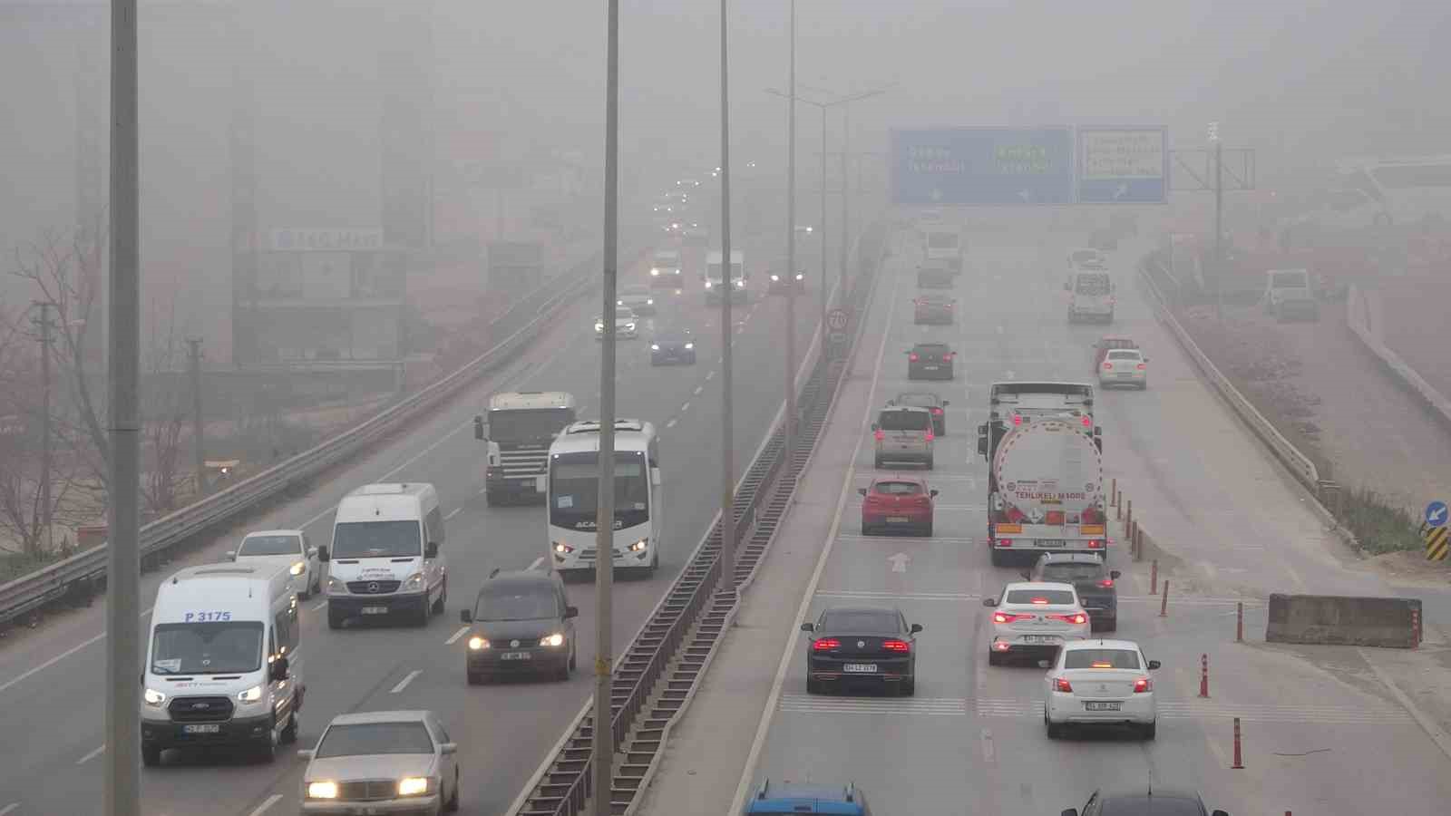 Kocaeli’ye Sis Çöktü: Göz Gözü Görmedi, Araçlar Trafik'te zorla ilerledi
