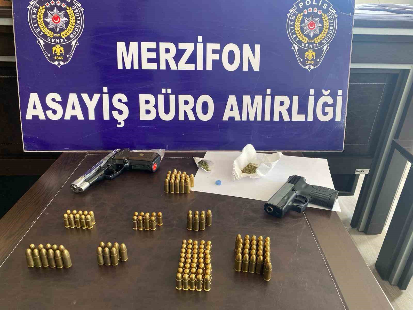 Amasya Merzifon’da Polisten Operasyon: 39 Litre Sahte İçki, 5 Tabanca Ele Geçirildi