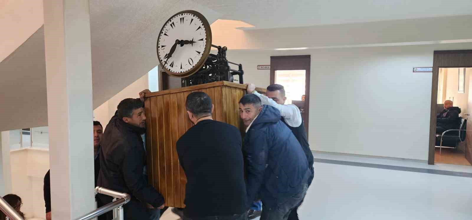 Parçaları Kaybolan Tarihi Saat Kulesinin Orijinal Saati İlçeye Getirtildi