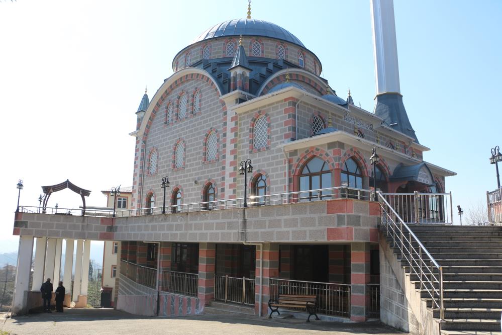 Rize Derepazarı'nda Cami Ve Kurs Binası Altından Geçen Yol İlgi Çekiyor