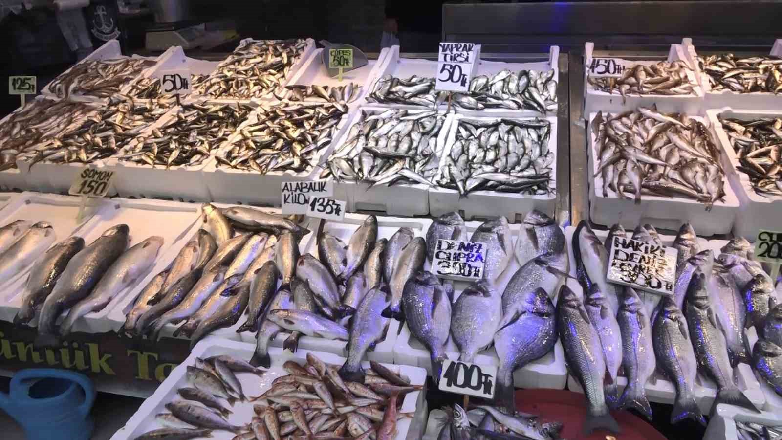 Karadeniz'in bolluğuyla dikkat çeken balık sezonunda, Trabzon Balık Hali'nde çeşitli balık türleri tezgahları süslüyor.
