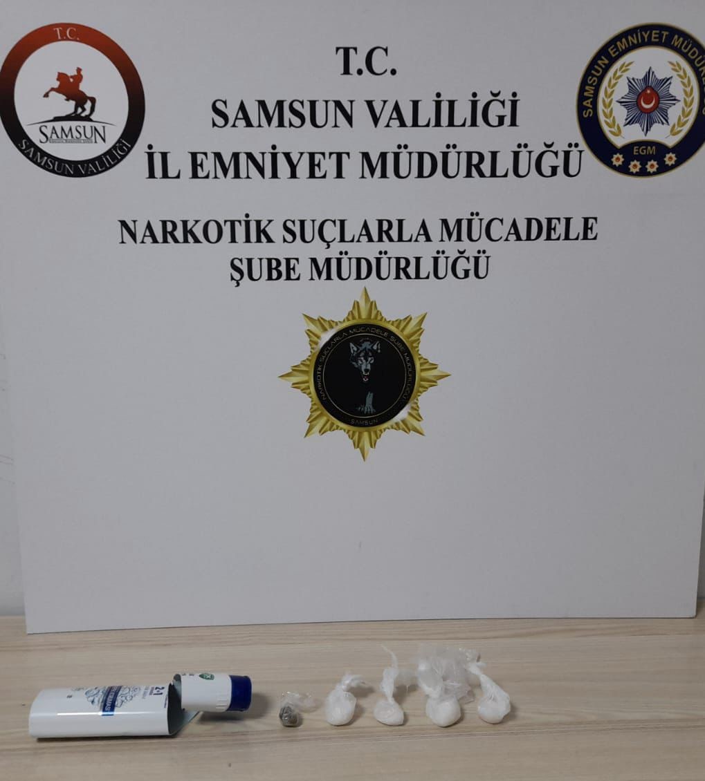 Uçaktaki Yolcunun Şampuan Kutusundan Uyuşturucu Çıktı