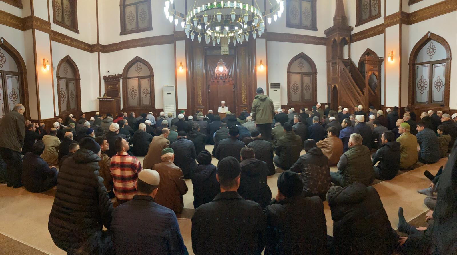 Rize’de Ramazan ayının ilk enderun usulü teravih namazı Berat Camii’nde kılındı