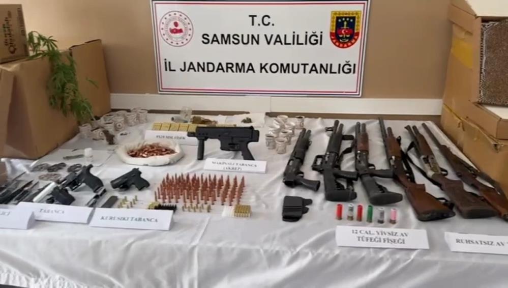 Samsun'da Jandarmanın Operasyonunda Tavan Arasına Gizlenmiş Silahlar Ele Geçirildi