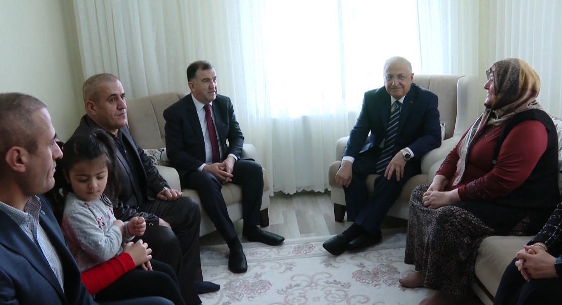 Milli Savunma Bakanı Güler, Şehit Ailesine Ziyarette Bulundu