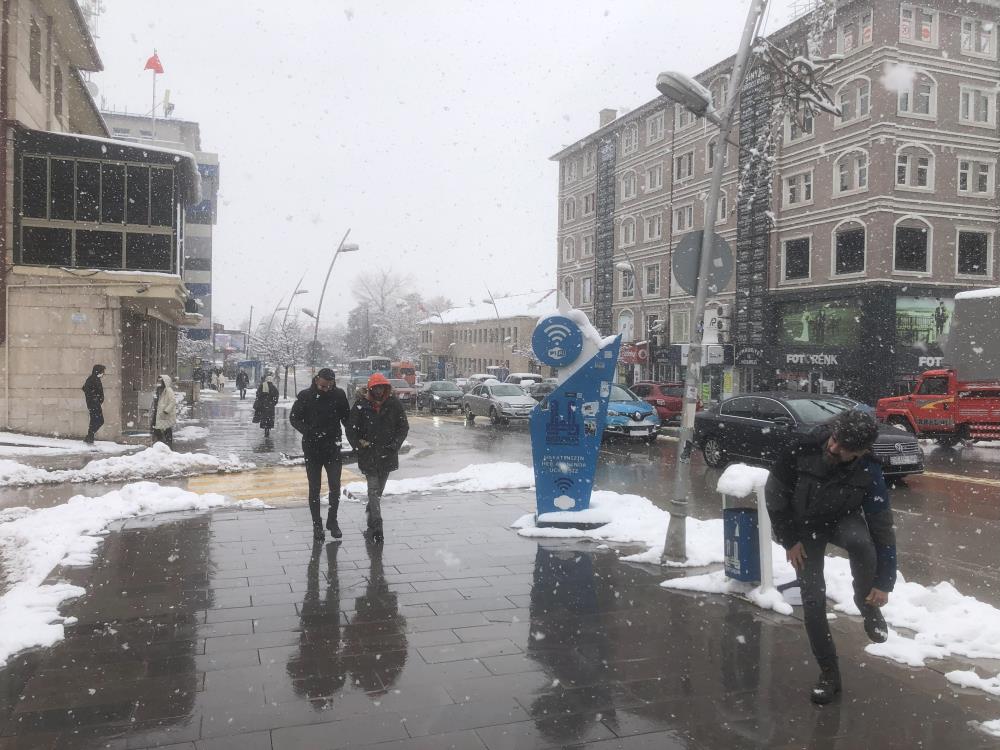 Erzurum’da Mart Sonunda Lapa Lapa Kar Yağdı