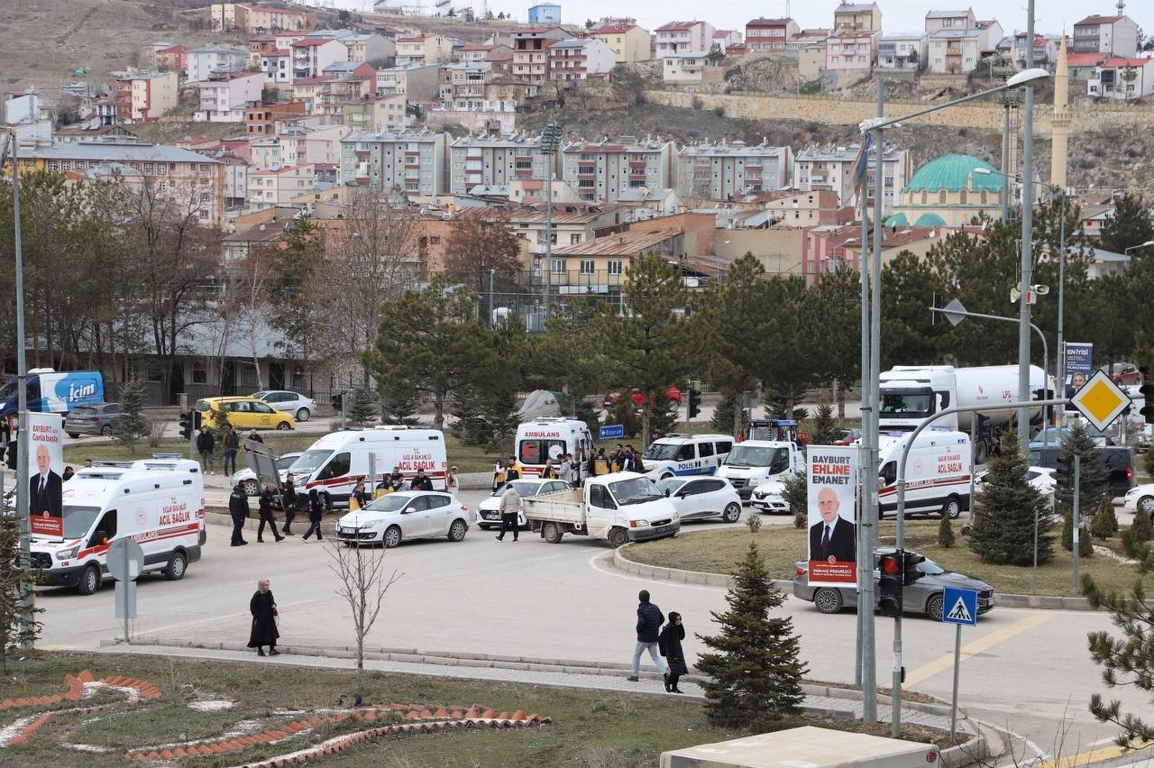 BAYBURT'TA Kamyonete Çarpmamak İçin Manevra Yapan Ambulans Kaldırıma Çarptı: 2 Yaralı