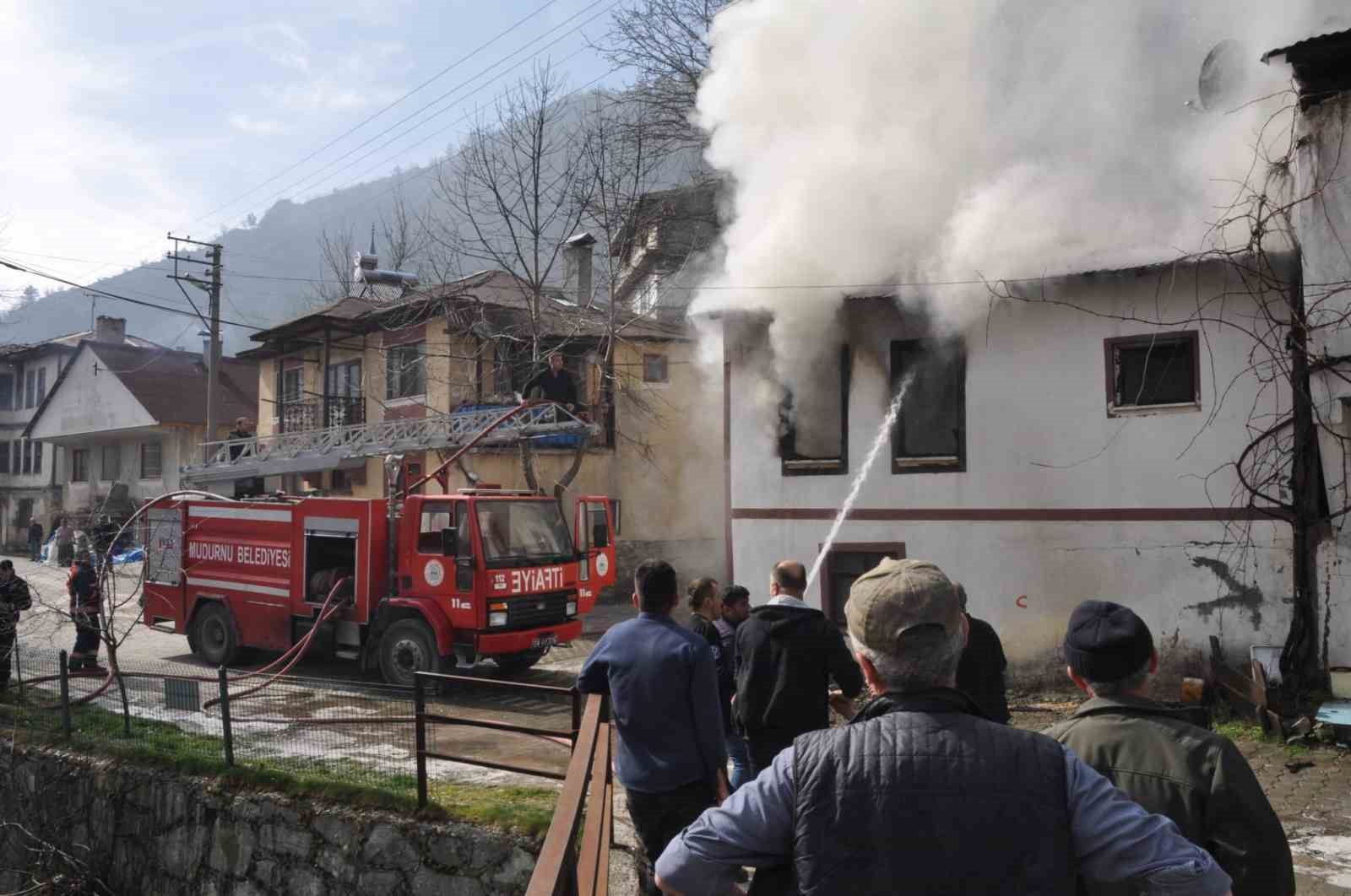 Bolu’da Korkutan Yangın, Alevler Yan Eve Sıçradı
