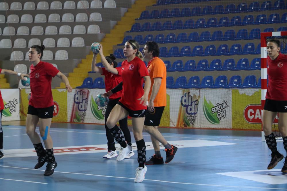 A Milli Kadın Hentbol Takımı, Rize’de Oynayacağı Karadağ Maçına İçin hazırlıklarını Rize'de yapıyor