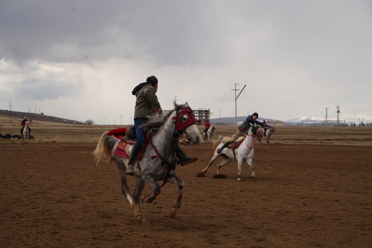Oruç Tutan Sporcular Yağmur Çamur Demeden Bayburt'ta Cirit Oynadılar
