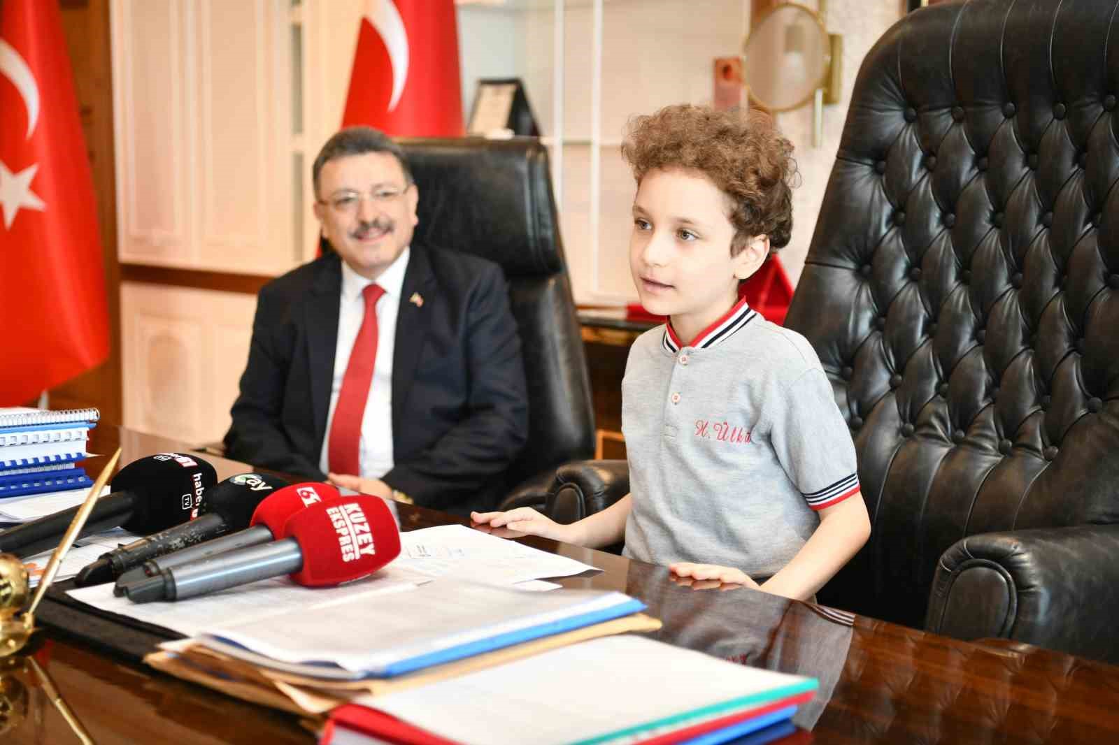 Başkan Ahmet Metin Genç, Makam Koltuğunu Çocuklara Devretti