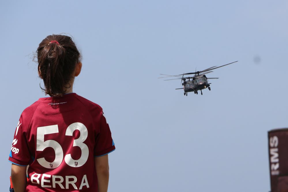 Rize Semalarında Jandarma Çelik kanatlar gösterisi Rize'de coşkuyla izlendi