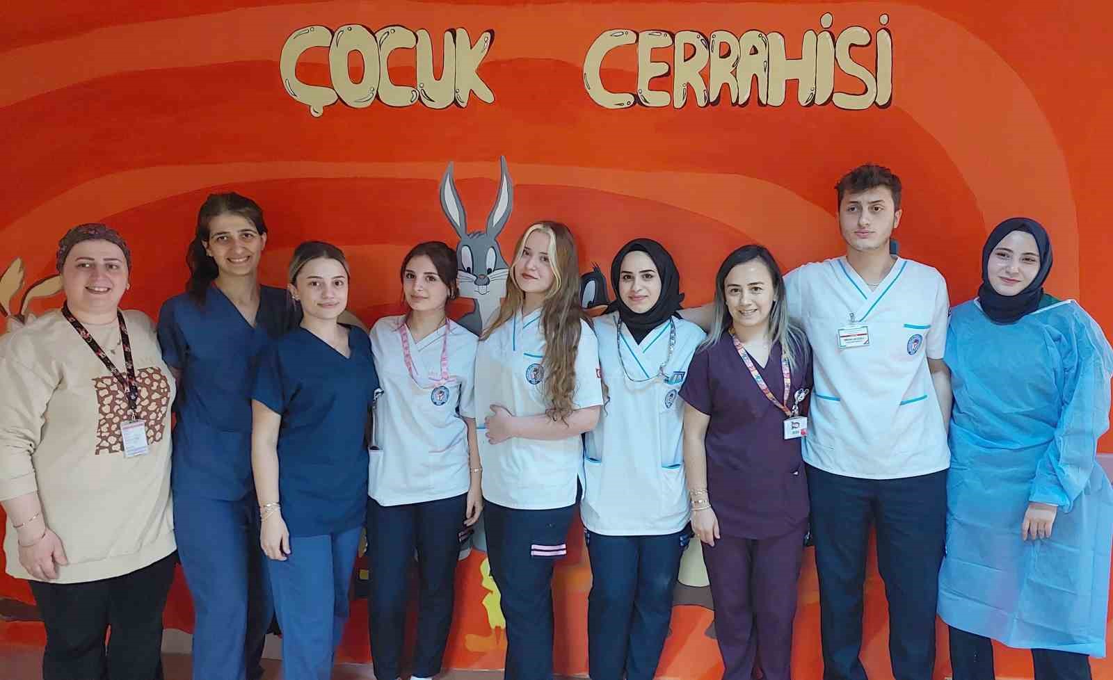 Rizeli Stajyer Ebe İrem Dinç , Servisteki duvarlara çizdiği resimlerle hasta çocukları mutlu ediyor