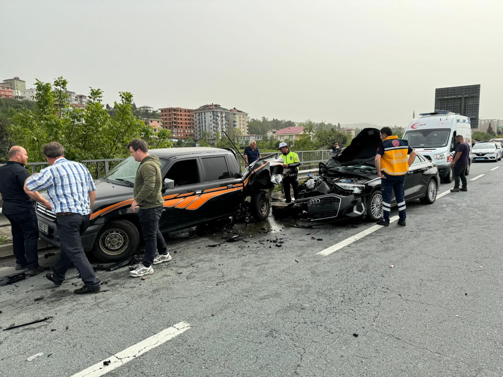 Rize'de Lüks Otomobil Yol Kenarında Arıza Yapan Araca Çarptı: 1 Yaralı