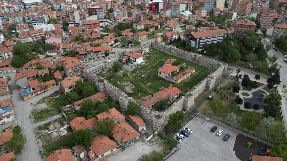 Çorum'da Selçuklu Mirası Bin 100 Yıllık Tarihi Kale Turizme Kazandırılıyor. çalışma başlatıldı