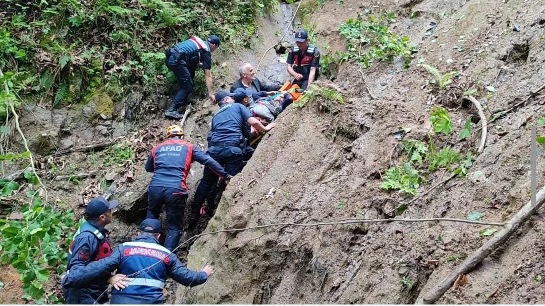 Rize'de araç uçuruma yuvarlandı 1 kişi hayatını kaybederken 4 kişi yaralandı