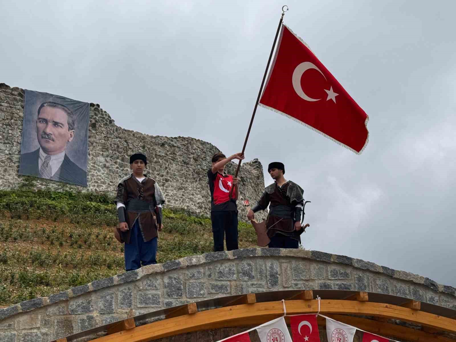 Rize'nin pazar ilçesi 19 mayıs etkinliğini ciha kalesinde yaptı