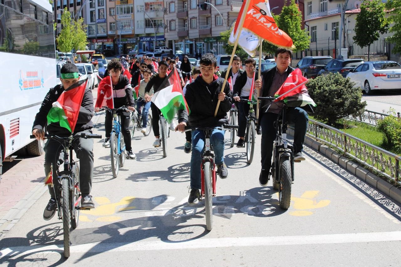 Bayburt’ta Gençler Filistin İçin Pedal Çevirdiler