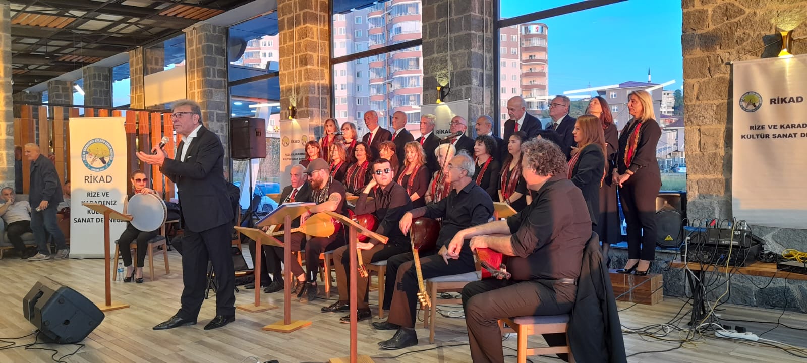Ankara'dan Rize'ye türkü seferi , Rikad Pazar'da Karadeniz Türkülerinden oluşan konser verdi