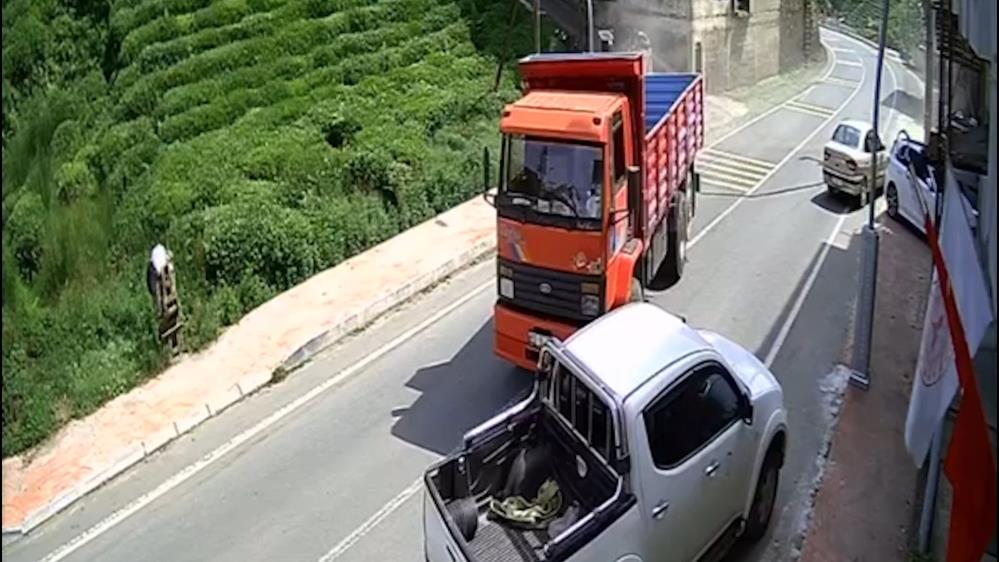 Rize'de Hızla Giden Kamyonun Altında Kalmaktan Son Anda Kurtuldular