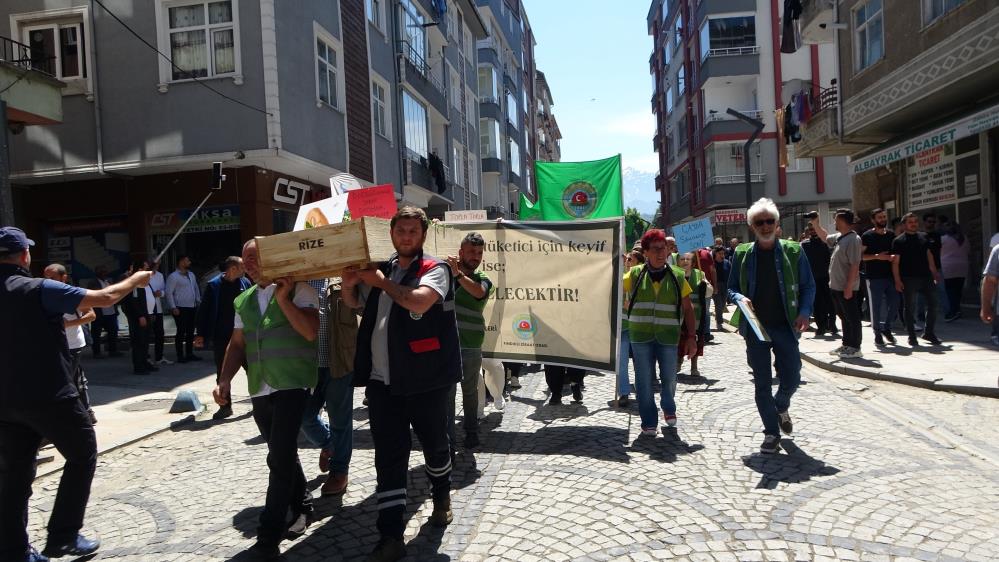 Rize'den Büyük Tepki , Çayı Tabuta Koyarak Sokak Sokak Gezdirdiler