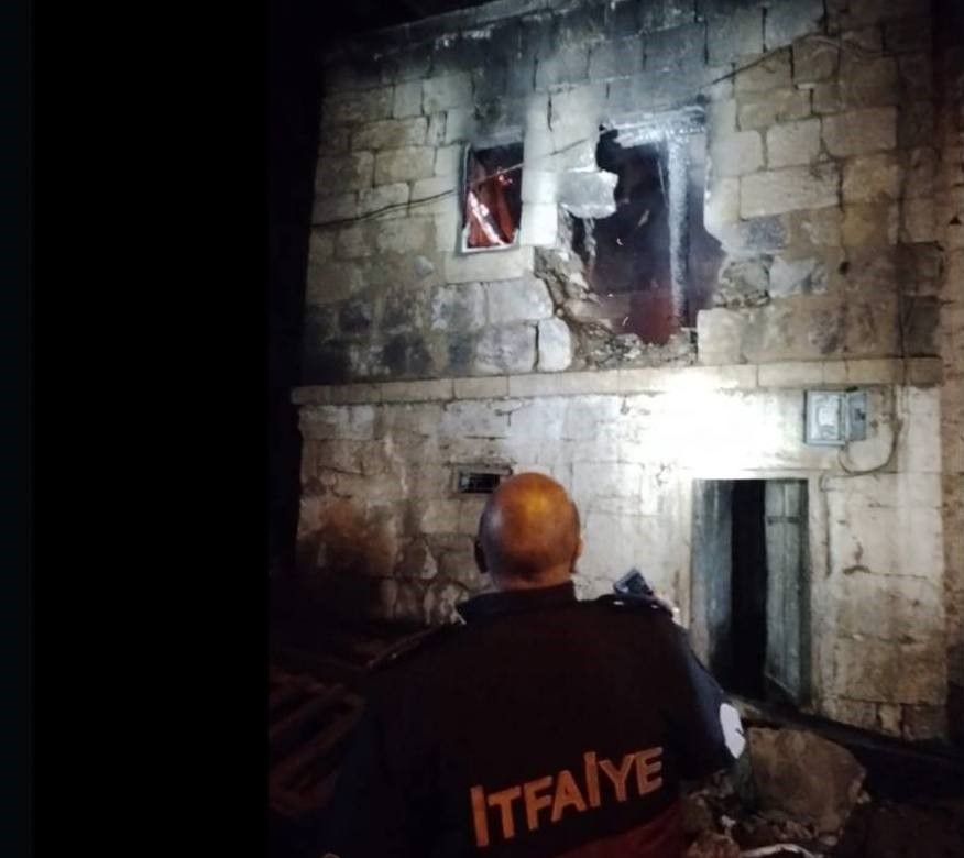 Bayburt'ta köy evinde feci yangında 1 kişi hayatını kaybetti