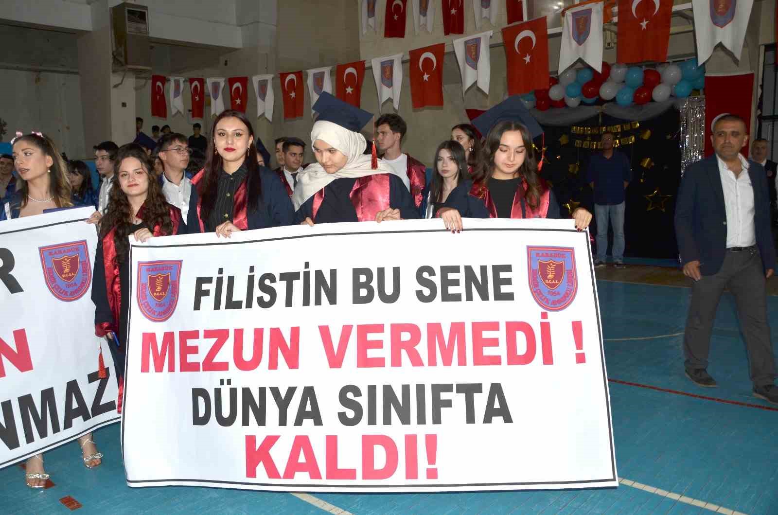 Karabükte Liseli Öğrenciler Mezuniyette Lanetlenmiş ırk olan İsrail’i Protesto Etti