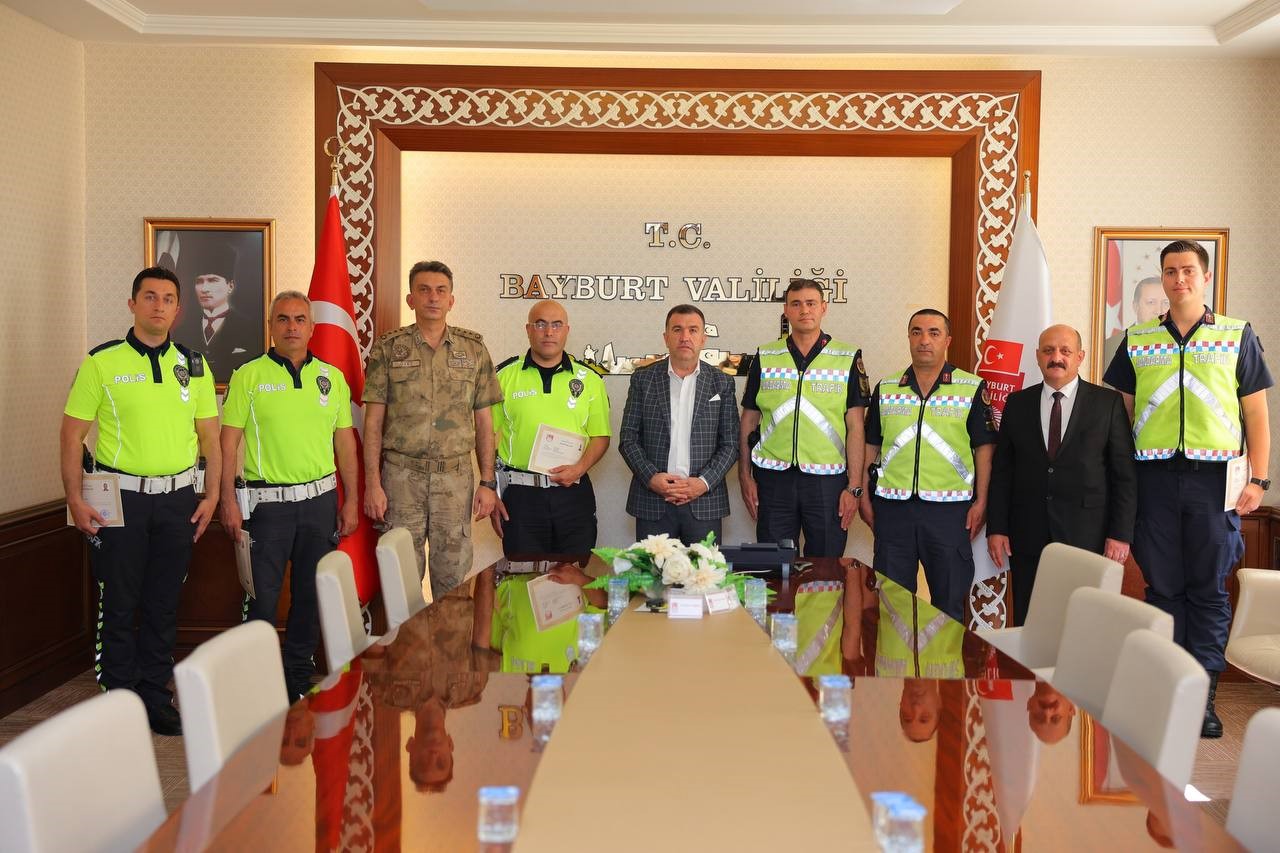 Bayburt'ta Özverili Çalışan Personele Vali Eldivan’dan Başarı Belgesi Verildi