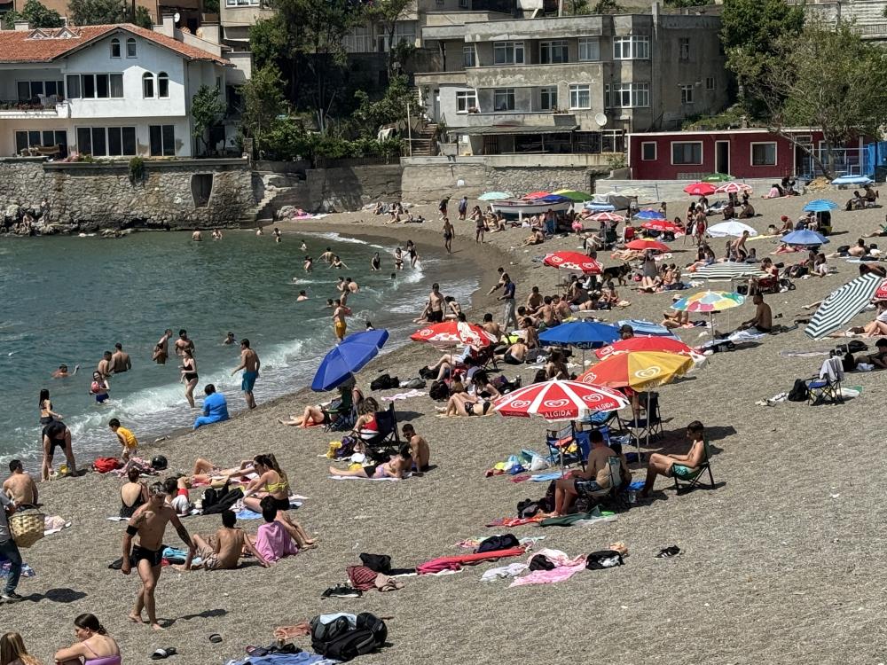 Sıcak Havayı Gören Halk Plajına Akın Etti