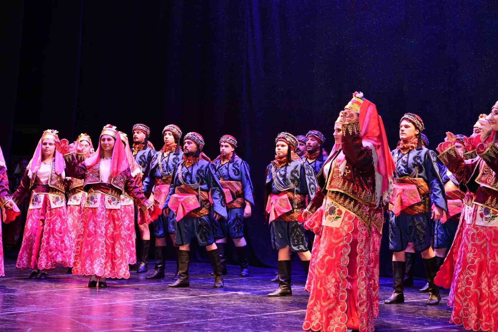 Samsun’da "karadeniz’in Renkleri" Ve "anadolu’dan Geldik" Gösterileri
