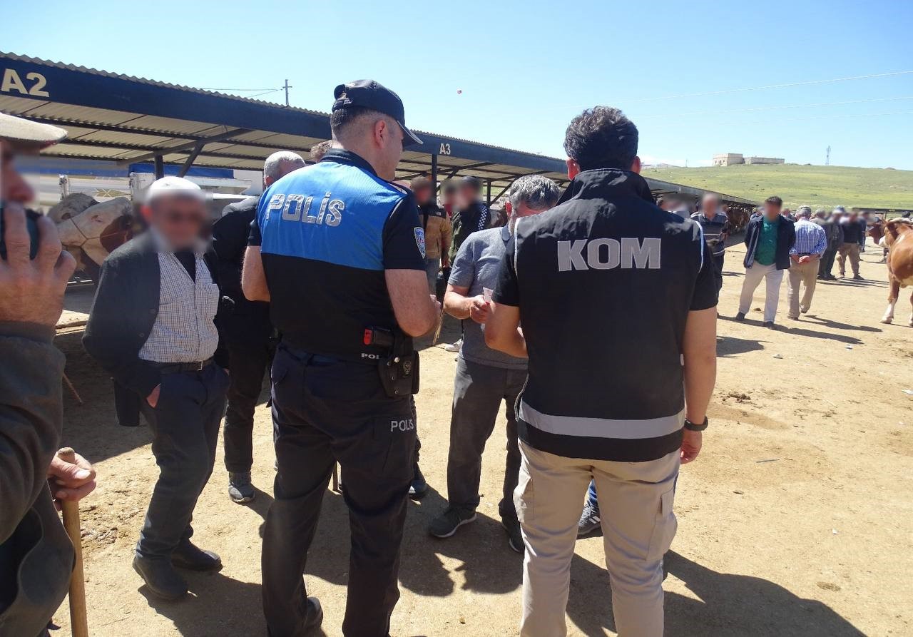 Bayburt’ta Polis Kurban Pazarında Sahte Para Uyarısında Bulundu