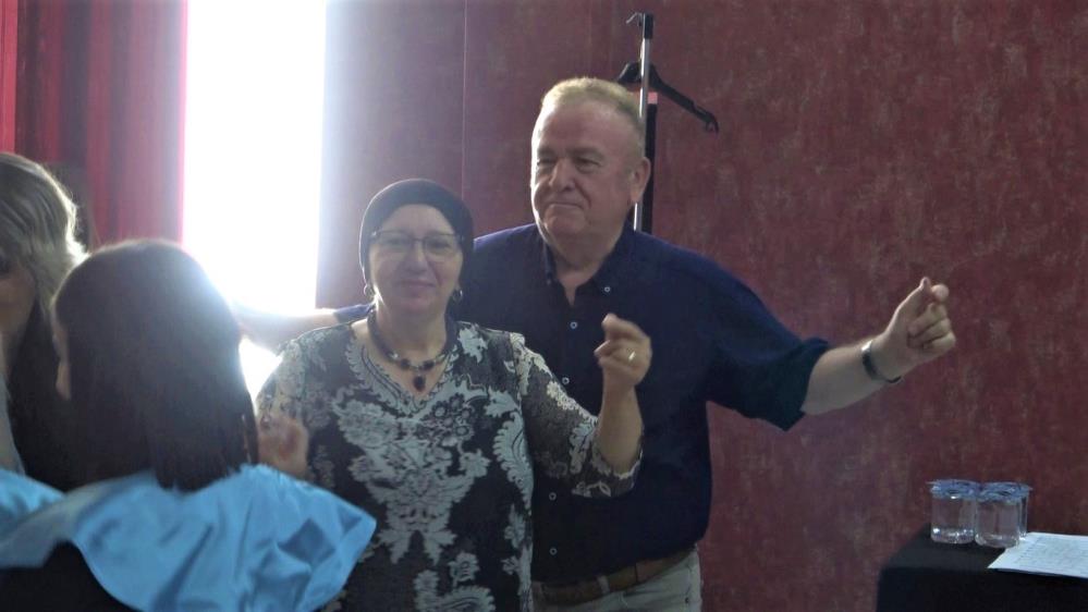 Öğrenmenin Yaşı Yok: 71 Yaşında Lise Diploması Aldı, Göbek Attı