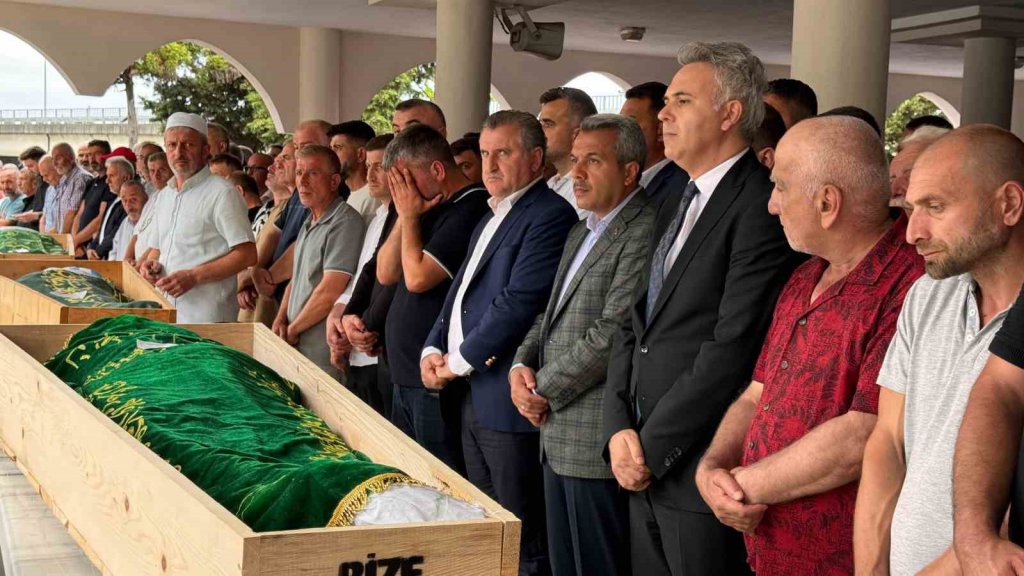 Rize’de Trafik Kazasında Hayatını Kaybeden Anne Ve 2 Oğlu Son Yolculuğuna Uğurlandı