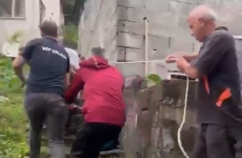 Rize’de Vatandaş Kurbanlıkla Beraber Duvardan Aşağı Düştü