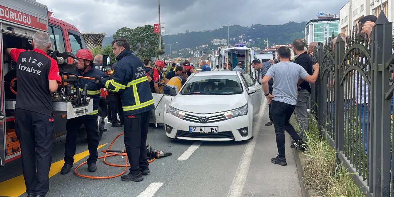 Rize’deki Tatil kalabalığı trafik kazalarına yol açıyor, Rize Merkez sahil yolu üzerindeki kazada 3 kişi yaralandı