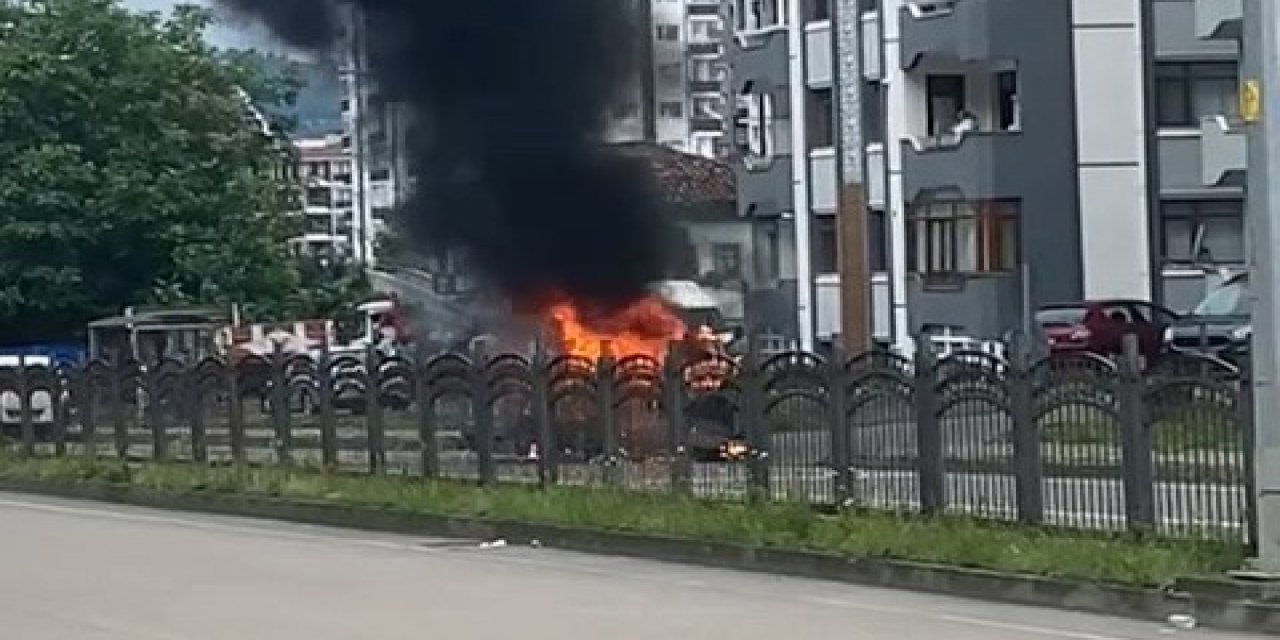 Rize’de Seyir Halindeki Hafif Ticari Cayır Cayır yandı