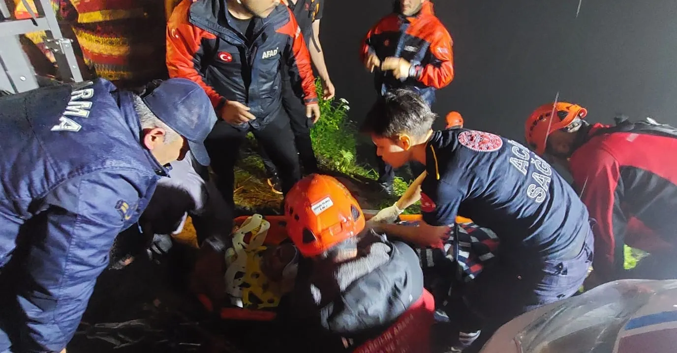 RİZE'DE ARAÇ UÇURUMA YUVARLANDI. 2 KİŞİ MUCİZE ESERİ ÖLÜMDEN DÖNDÜ